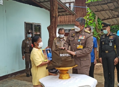 <strong>อ่านเพิ่มเติมเกี่ยวกับ</strong><br>นายพลากร  สุวรรณรัฐ องคมนตรี ร่วมกับมูลนิธิราชประชานุเคราะห์ ในพระบรมราชูปถัมภ์ เชิญสิ่งของพระราชทานมอบแก่ประชาชนผู้ประสบภัย จังหวัดลำปาง นายพลากร  สุวรรณรัฐ องคมนตรี ร่วมกับมูลนิธิราชประชานุเคราะห์ ในพระบรมราชูปถัมภ์ เชิญสิ่งของพระราชทานมอบแก่ประชาชนผู้ประสบภัย จังหวัดลำปาง